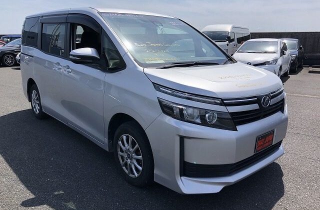 TOYOTA VOXY 2015