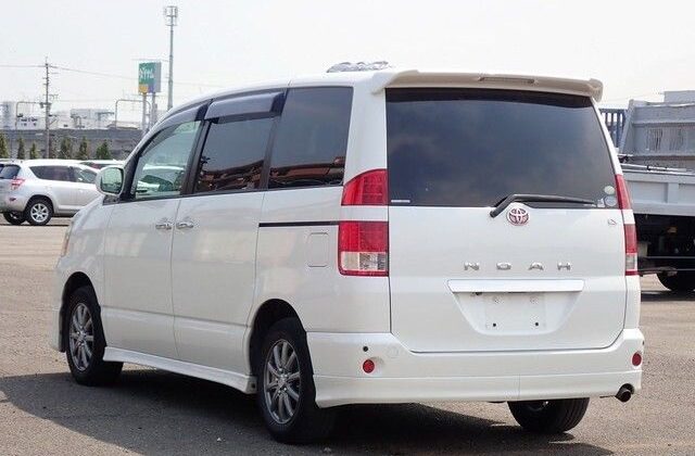 TOYOTA NOAH 2005