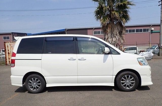 TOYOTA NOAH 2005