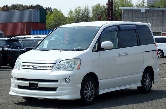 TOYOTA NOAH 2005