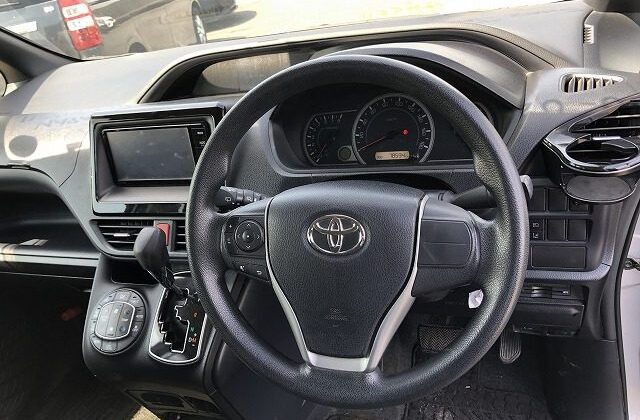 TOYOTA VOXY 2015