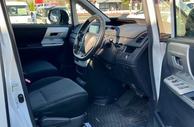 TOYOTA NOAH SI