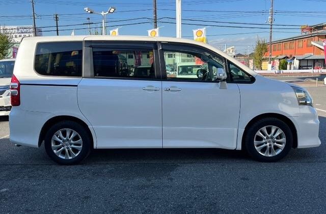 TOYOTA NOAH SI