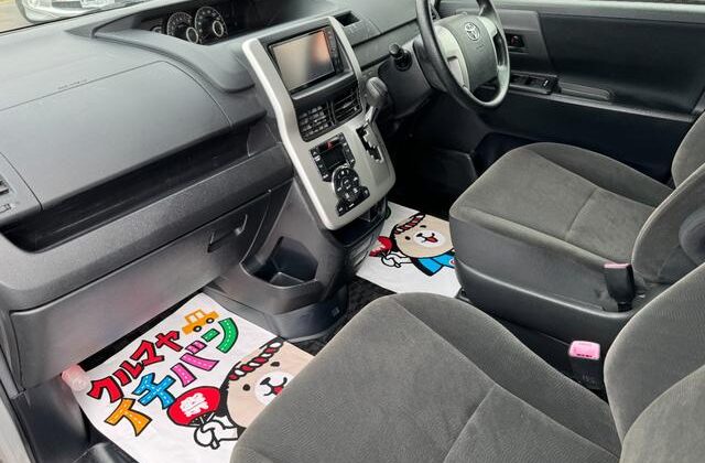 TOYOTA NOAH YY