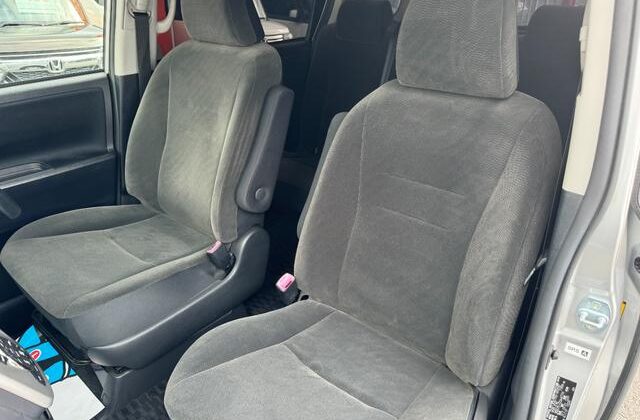 TOYOTA NOAH YY