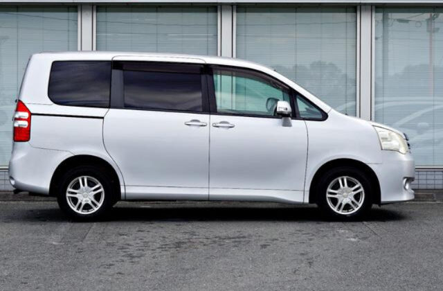 TOYOTA NOAH YY
